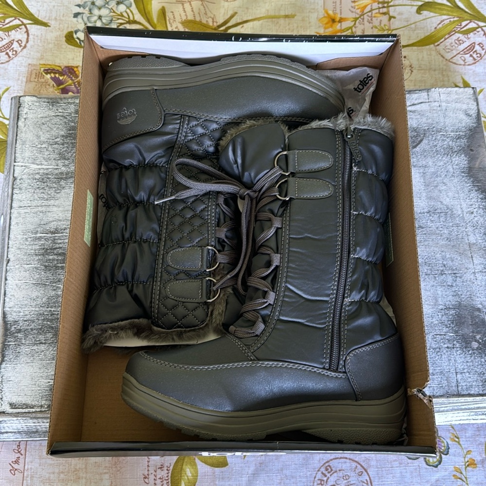 NWT woman’s totes boots